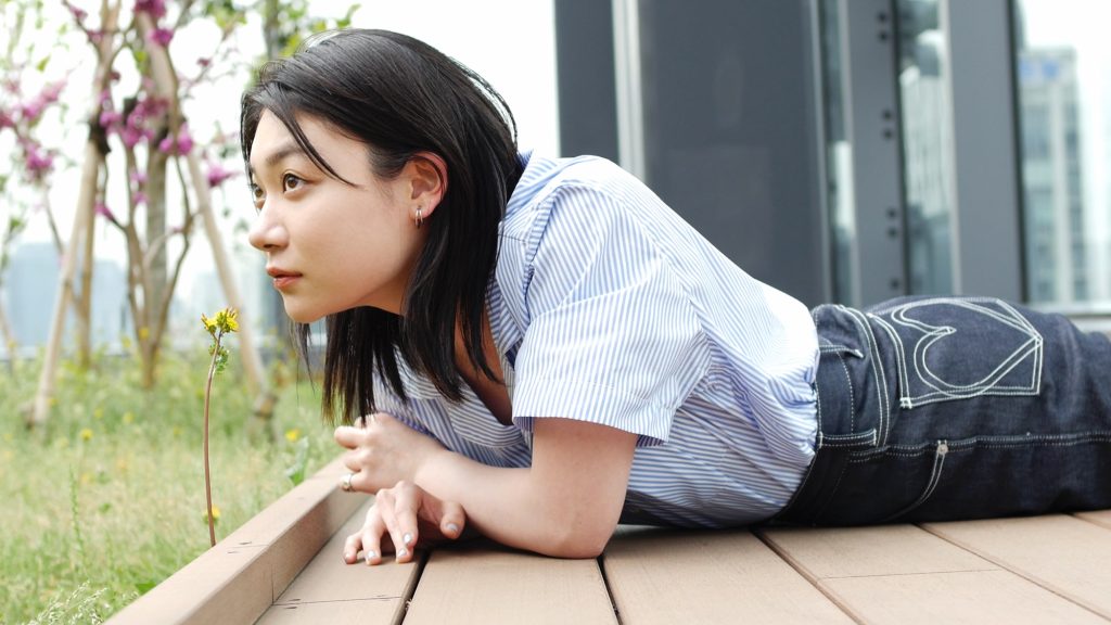 三浦透子に聞く、数学と言葉と演じること ——連載「そこから何が見え