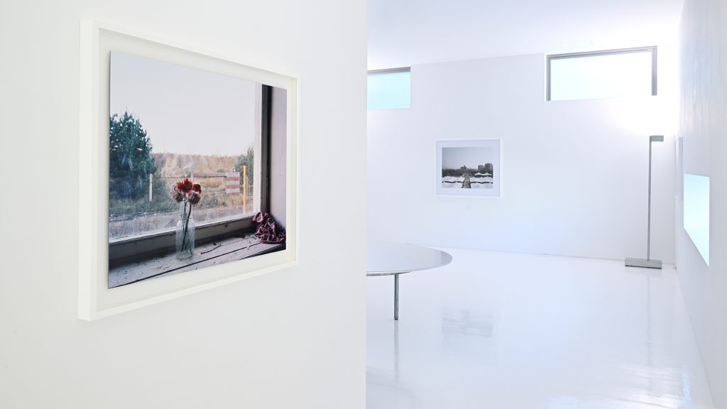 喧騒は収まり、人々は去り、記憶だけが残される——米田知子「残響